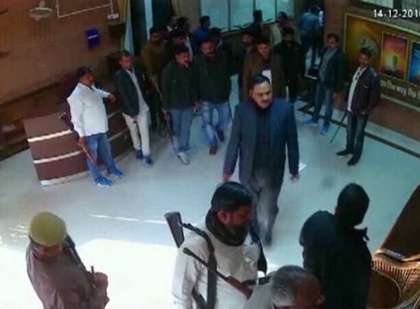 Sp Leader Atiq Ahmad Manhandles Deemed University Professor In Allahabad सपा नेता और पूर्व सांसद अतीक अहमद पर मारपीट का आरोप, FIR दर्ज