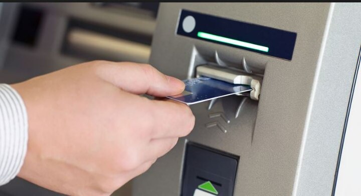 दुनिया भर में एटीएम मशीनों को पांच साल में बदल दिया जाता है. नए सॉफ्टवेयर लगा दिये जाते हैं, लेकिन भारत में दस-दस साल को बदलाव नहीं किया जाता. 
