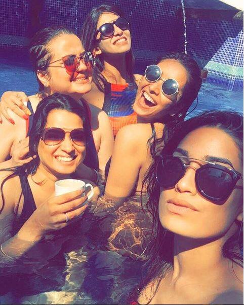 कुछ दिन पहले किश्वर ने अपनी कजिन और फ्रेंड्स के साथ गोवा में एक हसीन शाम के बीच बैचलर पार्टी के दौरान खूब मस्ती की.