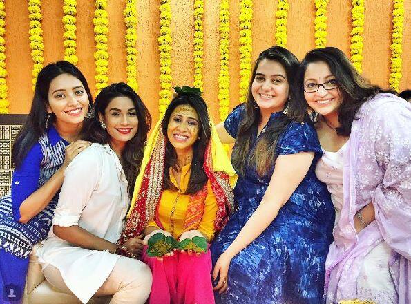  शादी से पहले हल्दी की रस्म की तस्वीर किश्वर नें इंस्टाग्राम पर शेयर की, जिसमें वो अपनी फ्रेंड्स के साथ बहुत खुश दिखाई दे रही हैं.