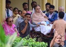 दिग्गज अभिनेता दिलीप कुमार को अस्पताल से छुट्टी मिली