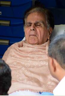 दिग्गज अभिनेता दिलीप कुमार को अस्पताल से छुट्टी मिली