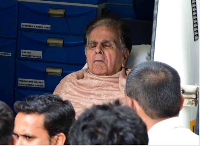 उनके एक पैर में सूजन आ गई थी, जिसके कारण उन्हें अस्पताल में भर्ती कराया गया था.