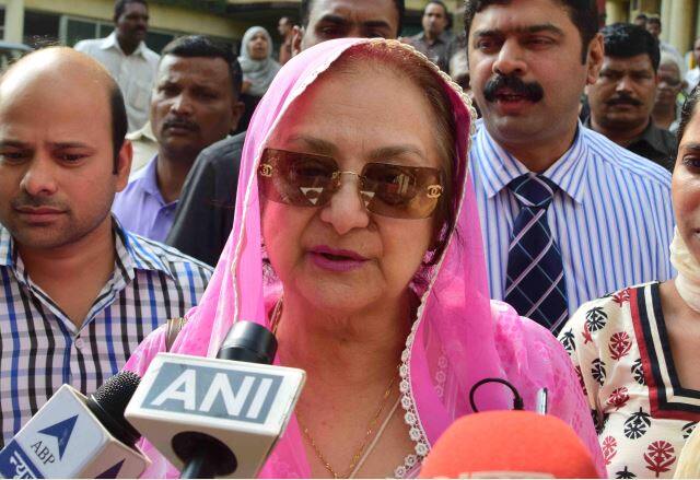 दिलीप कुमार की पत्नी सायरा बानो के प्रबंधक मुर्शीद ने बताया,