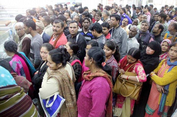 सरकार ने दावा किया है कि इस महीने के अंत तक 50 फीसदी कैश बाजार में आ जाएगा