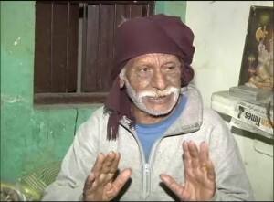 बैंक की लाइन में बिलखते बुजुर्ग से मिला ABP न्यूज़ , जानिए उनका दर्द