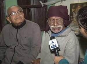 बैंक की लाइन में बिलखते बुजुर्ग से मिला ABP न्यूज़ , जानिए उनका दर्द