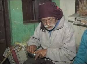 बैंक की लाइन में बिलखते बुजुर्ग से मिला ABP न्यूज़ , जानिए उनका दर्द