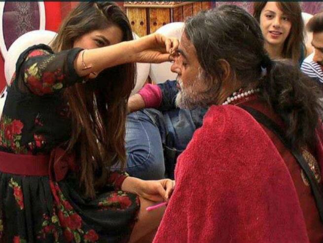 अपने लुक में बदलाव की कड़ी में स्वामी ओम ने अपनी दाढ़ी को लोपामुद्रा राउत से ट्रिम भी कराया था.