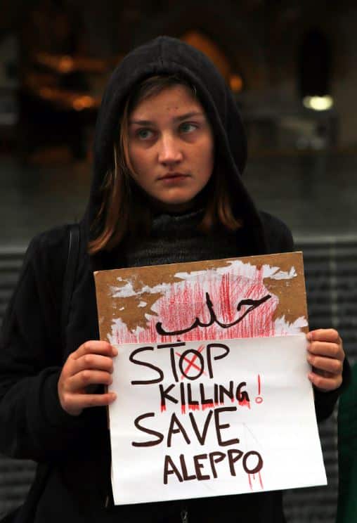 रूसी रक्षा मंत्रालय के 'रशियन सेंटर फॉर द रिकाउंसिलिएशन ऑफ अपोज़िंग साइड्स इन सीरिया' की ओर से जारी बयान में कहा गया कि सीरिया के प्रशासन ने अलेप्पो छोड़ने वाले सशस्त्र समूहों के सभी सदस्यों की सुरक्षा की गारंटी ली है.