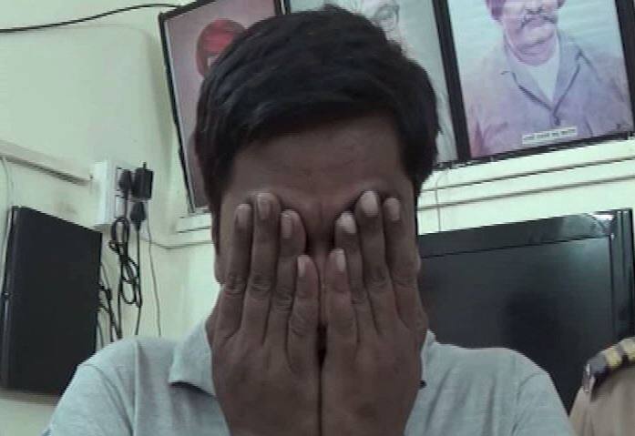 नोटबंदी के बाद लोगों को पैसे निकालने में काफी दिक्कतों का सामना करना पड़ रहा है. ऐसे में कुछ लोग अपराध का सहारा भी ले रहे हैं. महाराष्ट्र के एक शख्स ने तो घर पर ही नोट 'छापना' शुरू कर दिया...आगे जानिए...