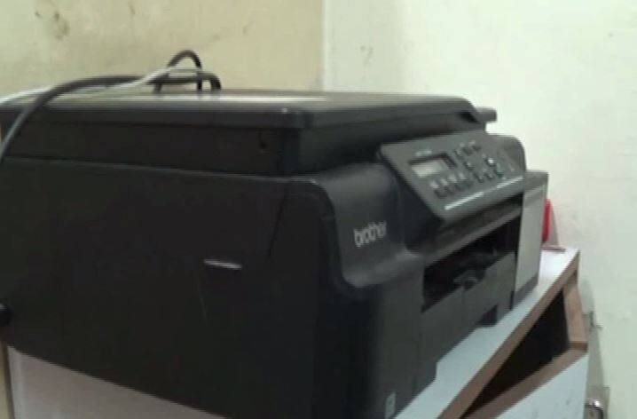 जूते के दूकानदार को दो हजार के नोट दिये. नोट देखकर दूकानदार को शक हुआ और वह एकदम पास के ही करवी पुलिस स्टेशन में नोट लेकर गया...आगे जानिए...