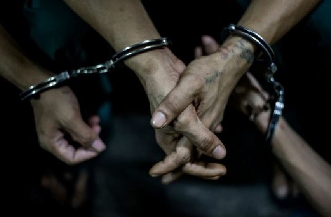 Thane police raided two local bars and arrested 31 people including womens ठाणे पुलिस ने मारा बार में छापा, 13 महिलाओं समेत 31 लोग गिरफ्तार