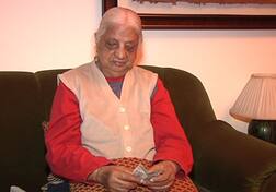 दिल्ली में 'बुजुर्ग' पर मेहरबान हुए 'चोर', गले लगाया और दे गए 100 रुपए