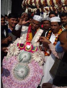 नए नोटों की माला पहनकर नोटबंदी पर जमकर बरसे BSP विधायक इकबाल अहमद