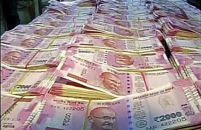 Cash Seized In Mumbai Delhi Gurugram And Kolkata पूर्व विधायक के बेटे समेत मुंबई-दिल्ली-कोलकाता से हुआ काला-कैश बरामद
