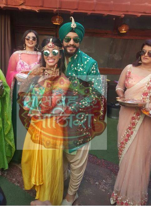 किश्वर के मेहंदी पर सुयश अपने सर पर पग के साथ पंजाबी लुक में नजर आए. तो वहीं किश्वर इस मौके पर पीले रंग की खूबसूरत ड्रेस में नजर आईं.