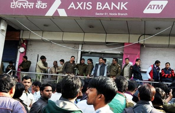 AXIS बैंक के कस्टमर *99*45# डॉयल कर के बैंक अकाउंट की डिटेल्स पता कर सकते हैं.