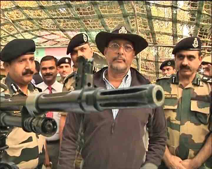 आपको बता दें कि Pok में भारतीय सेना के सर्जिकल स्ट्राइक के बाद सेना की तारीफ करते हुए नाना ने कहा था, 'मैं सेना में था, मैंने वहां ढ़ाई साल गुजारा है तो मुझे मालूम है कि हमारे सबसे बड़े हीरो कौन हैं. हमारे जो जवान हैं इनसे बड़े हीरो कोई हो नहीं सकते हैं दुनिया में.'