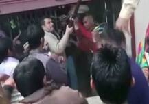 Pics : नोटबंदी : हिंसक हुई कतार में खड़ी भीड़, पुलिस को चलानी पड़ी गोली