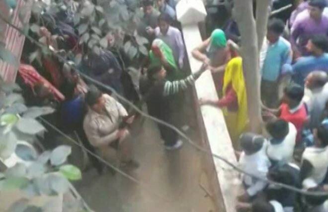 पुलिस अधीक्षक (ग्रामीण) जगदीश शर्मा ने बताया कि शांति नाम की महिला ने यहां पंजाब नेशनल बैंक की आहर शाखा के बाहर लगी लाइन को तोड़ने की कोशिश की...आगे जानिए...