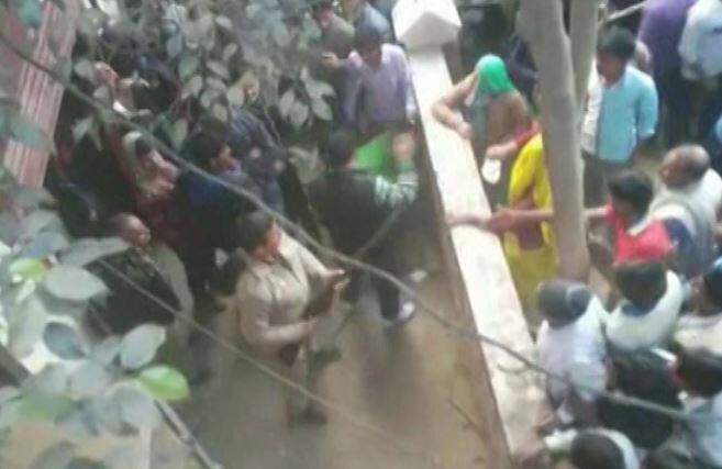 इसके बाद अपनी बारी आने का इंतजार कर रहे लोग गुस्सा हो गए और विरोध करने लगे. महिला ने फोन कर पांच युवकों को बुला लिया...आगे जानिए...