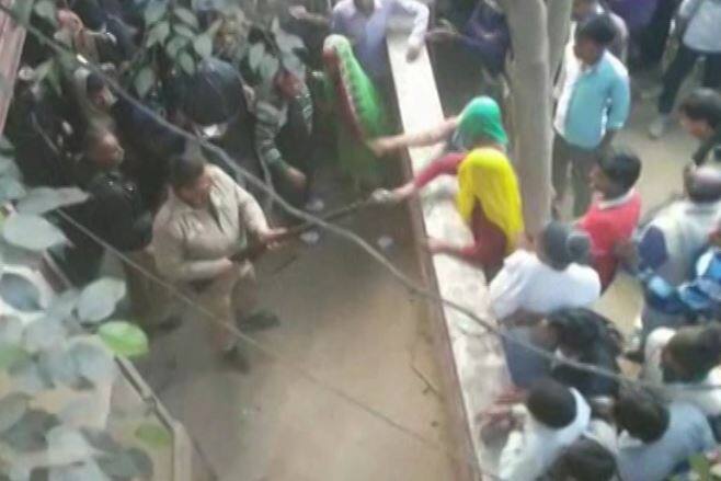 उन्होंने बैंक पहुंचते ही शांति के व्यवहार का विरोध कर रहे लोगों को पीटना शुरू कर दिया. घटनास्थल पर मौजूद पुलिसकर्मियों को झगड़ा कर रहे लोगों को तितर-बितर करने के लिए हवा में गोलियां चलानी पड़ीं...आगे जानिए...