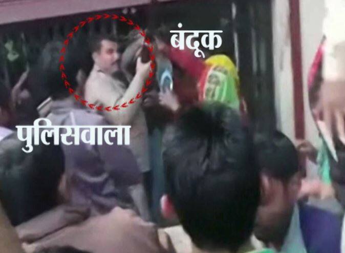 इसके बाद वहां अफरा-तफरी की स्थिति हो गई. काफी मशक्कत के बाद स्थिति को काबू किया जा सका. 