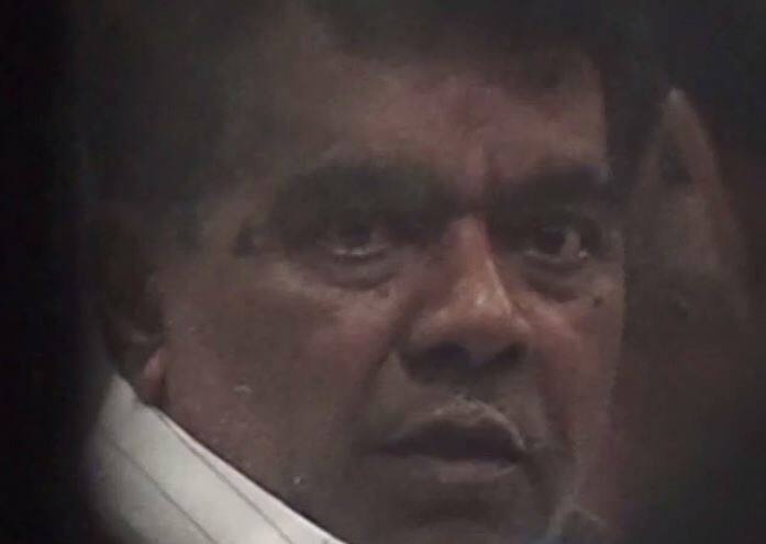 इस शख्स के तेवर तो देखिए...कभी बेफिक्री से धुएं के छल्ले उड़ाता है, तो मीडिया के कैमरों पर झपटता है. ये सब दुनिया के सामने बेनकाब होने की बौखलाहट है...आगे जानिए...