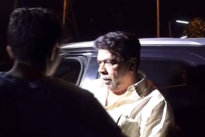 दरअसल दो दिन पहले ही जिग्नेश बैंक में बड़ा थैला भरकर अपने लॉकर में रखने के लिए जा रहा था. उसी दौरान इनकम टैक्स की छापेमारी में उसके कालेधन का पर्दाफाश हुआ था...आगे जानिए...