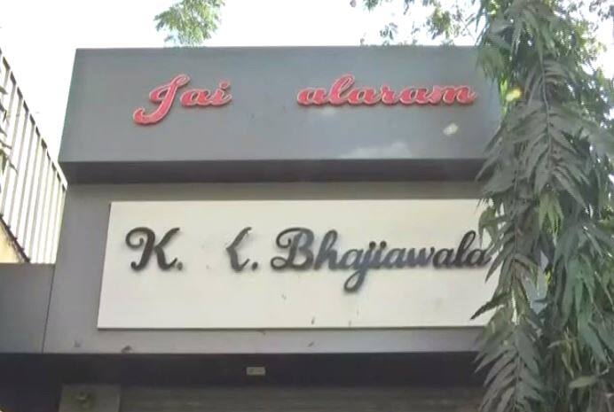 वो लोगों को 5 से 10 परसेंट ब्याज पर पैसा देता था. जो भी एक बार किशोर के जाल में फंस जाता था, वो कभी निकल नहीं पाता था.  नोटबंदी के बाद से ही किशोर भजियावाला पर इनकम टैक्स डिपार्टमेंट की नजर थी...आगे जानिए...
