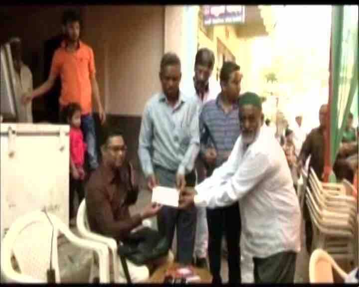 इस शादी में दूल्हा-दुल्हन को चैक, पेटिएम और डेबिट कार्ड से शगुन दिया गया. सूरत की इस कैशलेस शादी की सब लोग जमकरल तारीफ कर रहे हैं.