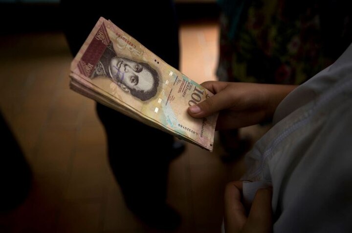 Venezuela Delays 100 Bolivar Banknote Withdrawal भयानक अफरातफरी के बाद वेनेजुएला में नोटबंदी का फैसला टला!