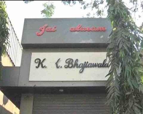 कभी चाय बेचने वाले भजियावाला के यहां पड़ा छापा, 90 लाख के नए नोट मिले कभी चाय बेचने वाले भजियावाला के यहां पड़ा छापा, 90 लाख के नए नोट मिले