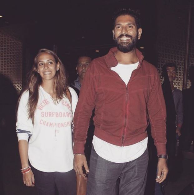 हाल ही में दिग्गज क्रिकेट प्लेयर युवराज सिंह ने अभिनेत्री हेजल कीच से शादी की. दोनों की शादी की तस्वीरें सोशल मीडिया पर छाई हुई हैं. हनीमून की तस्वीरों ने भी सोशल मीडिया पर सुर्खियां बटोरी. अब जो तस्वीरें सामने आई हैं उसके मुताबिक यह जोड़ा हनीमून से लौट आया है. (फोटो क्रेडिट: Instagram/ Manav Manglani) आगे देखिए तस्वीरें...