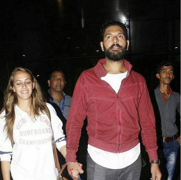 सोशल मीडिया पर वायरल हो रही तस्वीरों में दोनों मुंबई एयरपोर्ट पर कैमरे में कैद हुए. इस दौरान युवराज और हेजल एकदूसरे के हाथों में हाथ डाले नज़र आए. फोटोज़ में यह नया जोड़ा बेहद खुश नज़र आ रहे हैं.  (फोटो क्रेडिट: Instagram/yuvrajsinghfc)