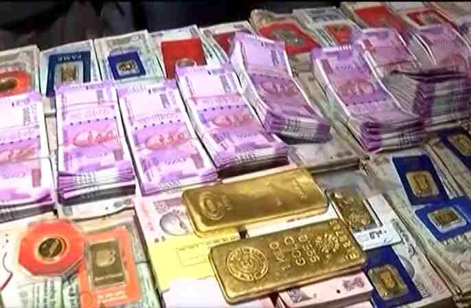 Additional Excise Commissioner Arrested By Acb आंध्र: एक्साइज कमिश्नर के घर छापेमारी, तीन किलो सोना, 15 किलो चांदी बरामद