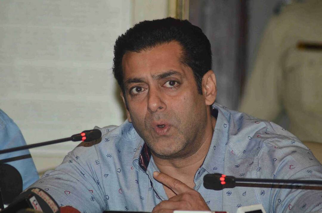 salman khan break his silence over 1000 crore fee rumors for Bigg Boss 16 Salman Khan: 'बिग बॉससाठी घेतलं कोट्यवधींचे मानधन?' सलमान म्हणाला, 'एवढे पैसे मिळाले तर आयुष्यभर...'