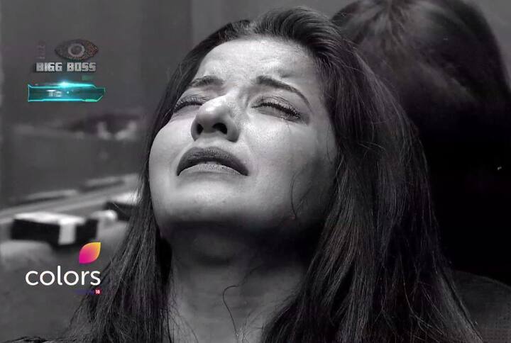 घर में हो रही अपनी बात और अपने रिश्ते को लेकर मोनालिसा बेहद दुखी होती हैं और फूट फूट कर रोने लगती हैं.