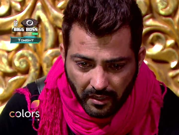 इसके बाद बिग बॉस के कंफेशन रूम में मनु बिग बॉस के घर से जाने का अग्राह करते हैं. बिग बॉस से बाद करते वक्त मनु की आंखें भी भरी हुई नजर आती हैं. अपनी बात में मनु स्वामी ओम को गलत बताते हुए कहते हैं कि वो स्वामी ओम के साथ अब इस घर में नहीं रहना चाहते हैं, कृपया उन्हें निकाल दिया जाए.