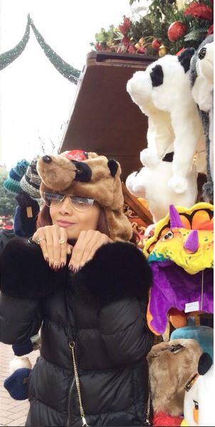 क्रिसमस मनाने के लिए बॉलीवु़ड एक्ट्रेस शिल्पा शेट्टी अपने पति राज कुंद्रा के साथ लदंन पहुंची है. शिल्पा ने इंस्टाग्राम पर लंदन से तस्वीरें शेयर की हैं जिनमें वो बेहद क्यूट लग रही हैं.