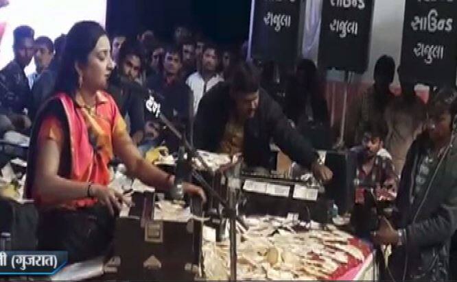 गुजरात के अमरेली में यह कार्यक्रम आयोजित किया गया था. वह भी एक गोशाला में. कार्यक्रम में भजन चल रहा था...आगे जानिए...