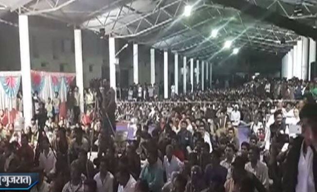 कलाकार साईं राम दवे और फरीदा मीर ने वहां तान छेड़ी थी. माहौल भक्तिमय था लेकिन अचानक लोग चौंक पड़े...आगे जानिए...