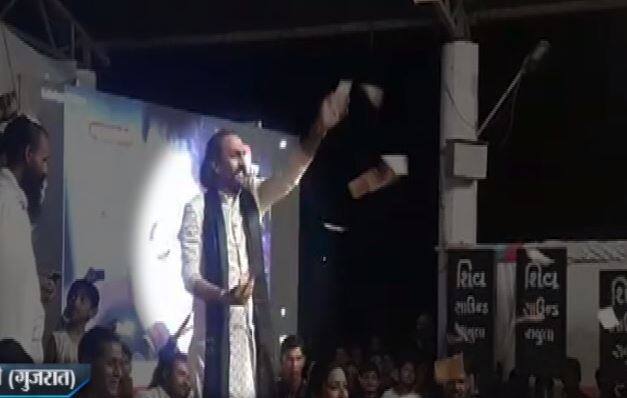 जिन नोटों के लिए वे कई हफ्तों से परेशान हैं उनके बरसते देख वहां मौजूद लोगों की आंखें फटी की फटी रह गईं...आगे जानिए...
