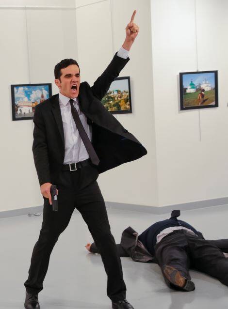 वहां मौजूद लोग दहशत में आ गए और कोने में दुबक के बैठ गए...आगे जानिए...