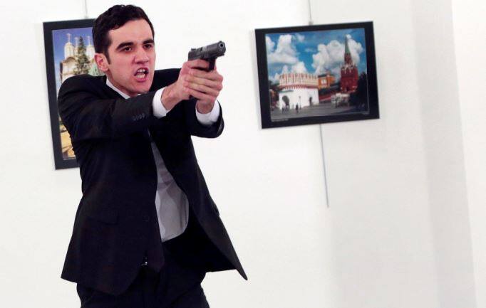 स्थानीय अधिकारियों का कहना है कि वह खुद को पुलिस अफसर बताकर अंदर आया था..आगे जानिए...