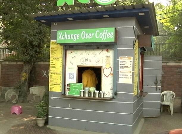 एक्सचेंज ओवर कॉफी: यहां फ्री किताबों के साथ कॉफी भी मिलती है फ्री Get Free Books And Free Coffee In Xchange Over Coffee Cafe एक्सचेंज ओवर कॉफी: यहां फ्री किताबों के साथ कॉफी भी मिलती है फ्री