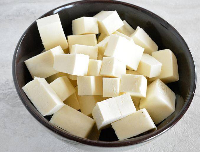 पनीर- पनीर में शुगर कम और प्रोटीन अधिक होता है. वर्कआउट से पहले पनीर खाना भी अच्छा ऑप्शन है. वर्कआउट के दौरान एनर्जी बनाए रखने के लिए पनीर खाना अच्छा है. 