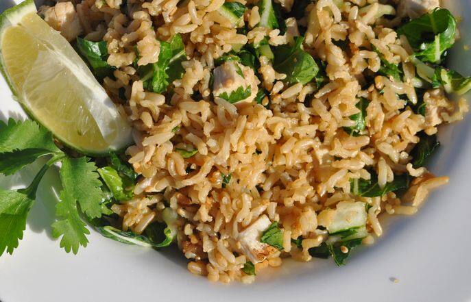 चिकन और ब्राउन राइस- ये इवनिंग और नाइट वर्कआउट के लिए बेस्ट सुपरफूड है. ये कार्बोहाइड्रेट्स से भरपूर है. 