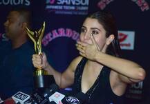 Stardust Awards 2016: अनिल कपूर के साथ मस्ती करती दिखीं अनुष्का शर्मा